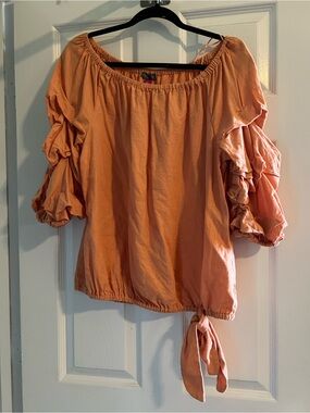 Vince CamutoWomen’s Peach Off-Shoulder Ruffle Sleeve Tie-Hem Top